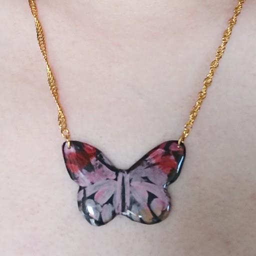 گردنبند پروانه  گردنبند رزینی طرح پروانه  سبک و نشکن با زنجیر هندی